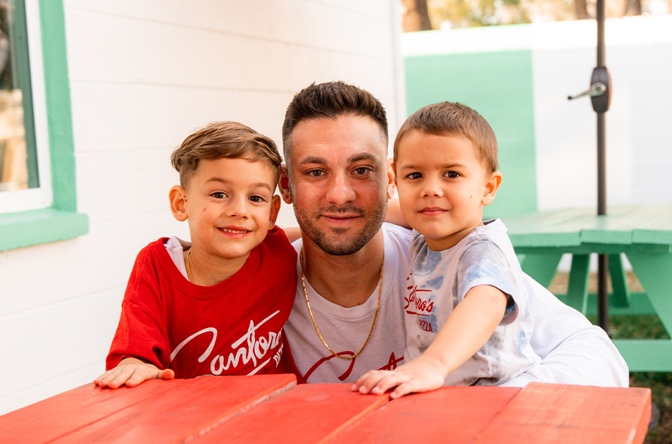 Travis Kaiser ’07 with his sons Santoro, left, and Giancarlo