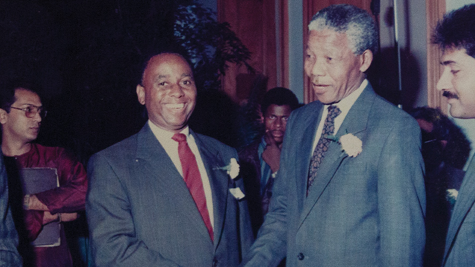 A PHOTO OF A PHOTO SHOWING TWO MEN SHAKING HANDS