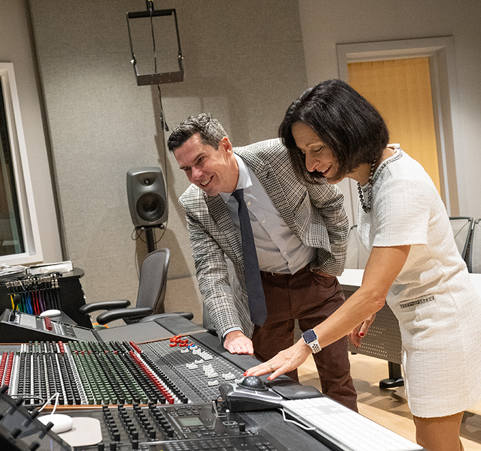 President Dahlberg getting a tour of the Ferman Center's music technology lab from CAL Dean David Gudelunas.