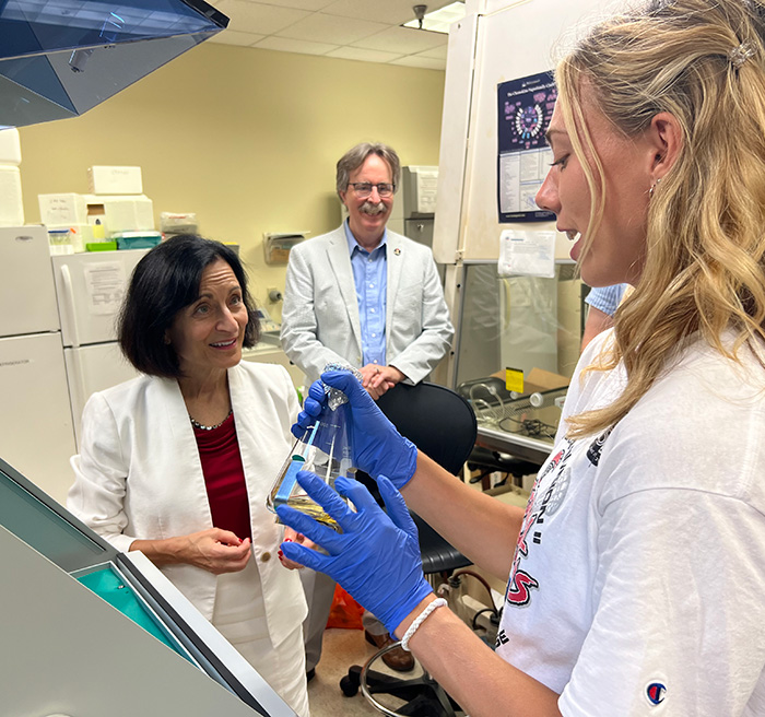 President Dahlberg visits a CNHS lab with Dean Paul Greenwood.