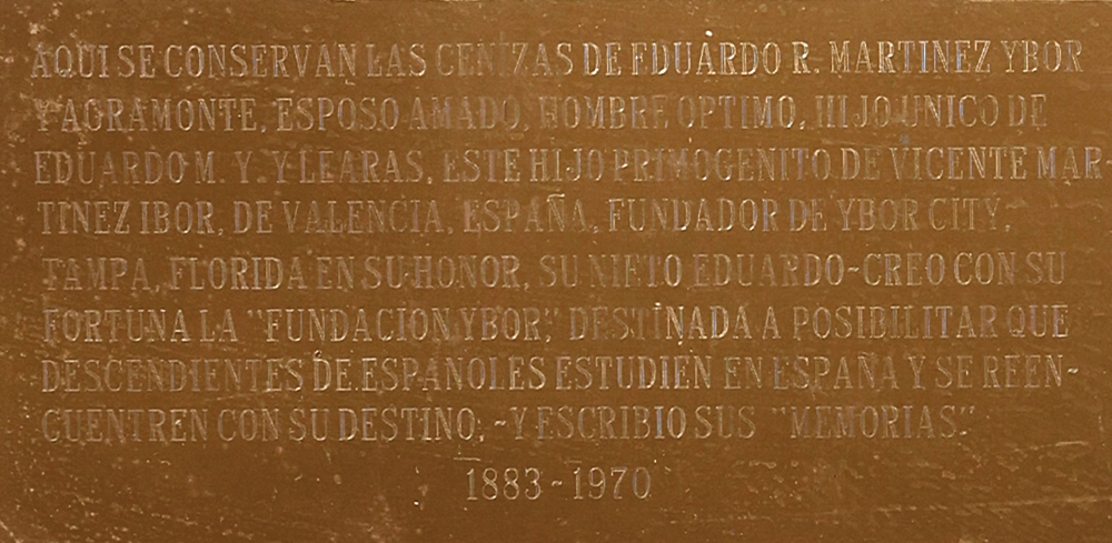 A Bronze plaque with Spanish words on it.