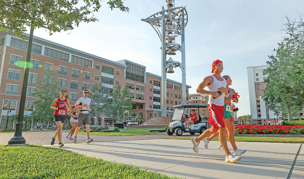 runners on riverwalk 