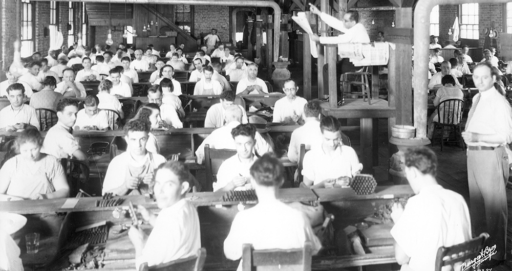 Lectores reading to cigar rollers