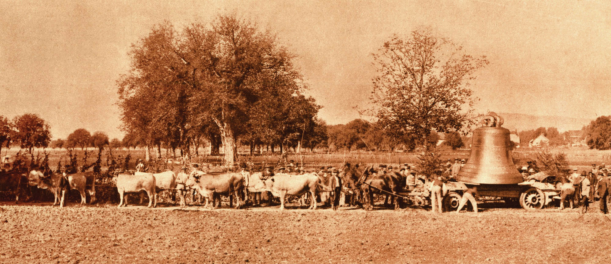 Image d'archives - Transport de la cloche "La Savoyarde", un bourdon de 16 tonnes pour la Cathedrale de Rouen. Annecy - France