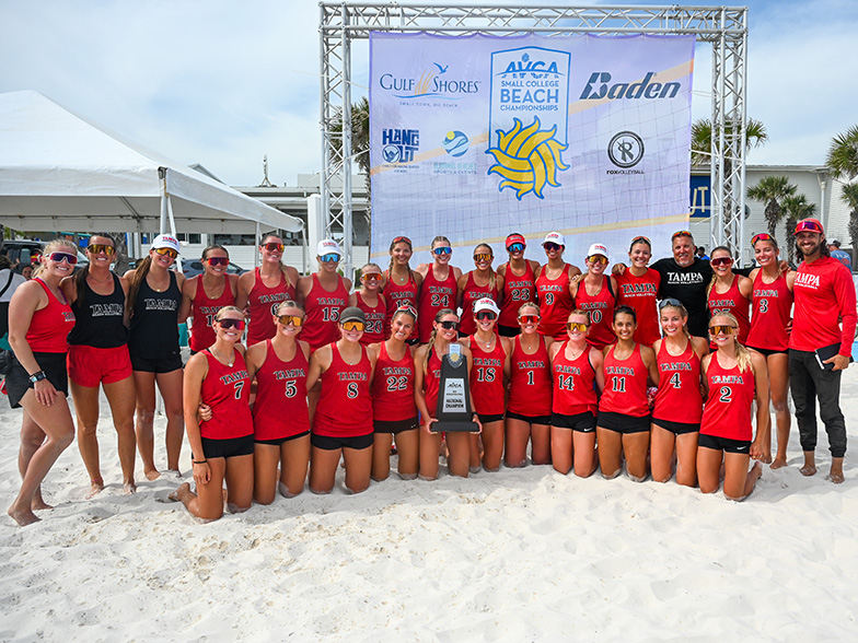 Team photo of the women's beach volleyball 