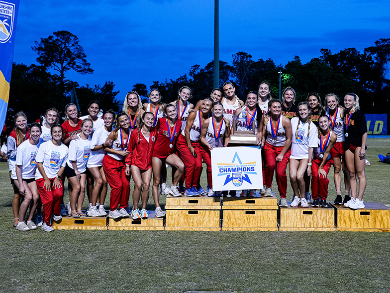 Team photo of the women's cross country team.