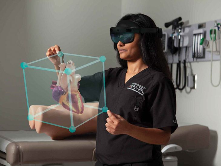Student using a heart simulation
