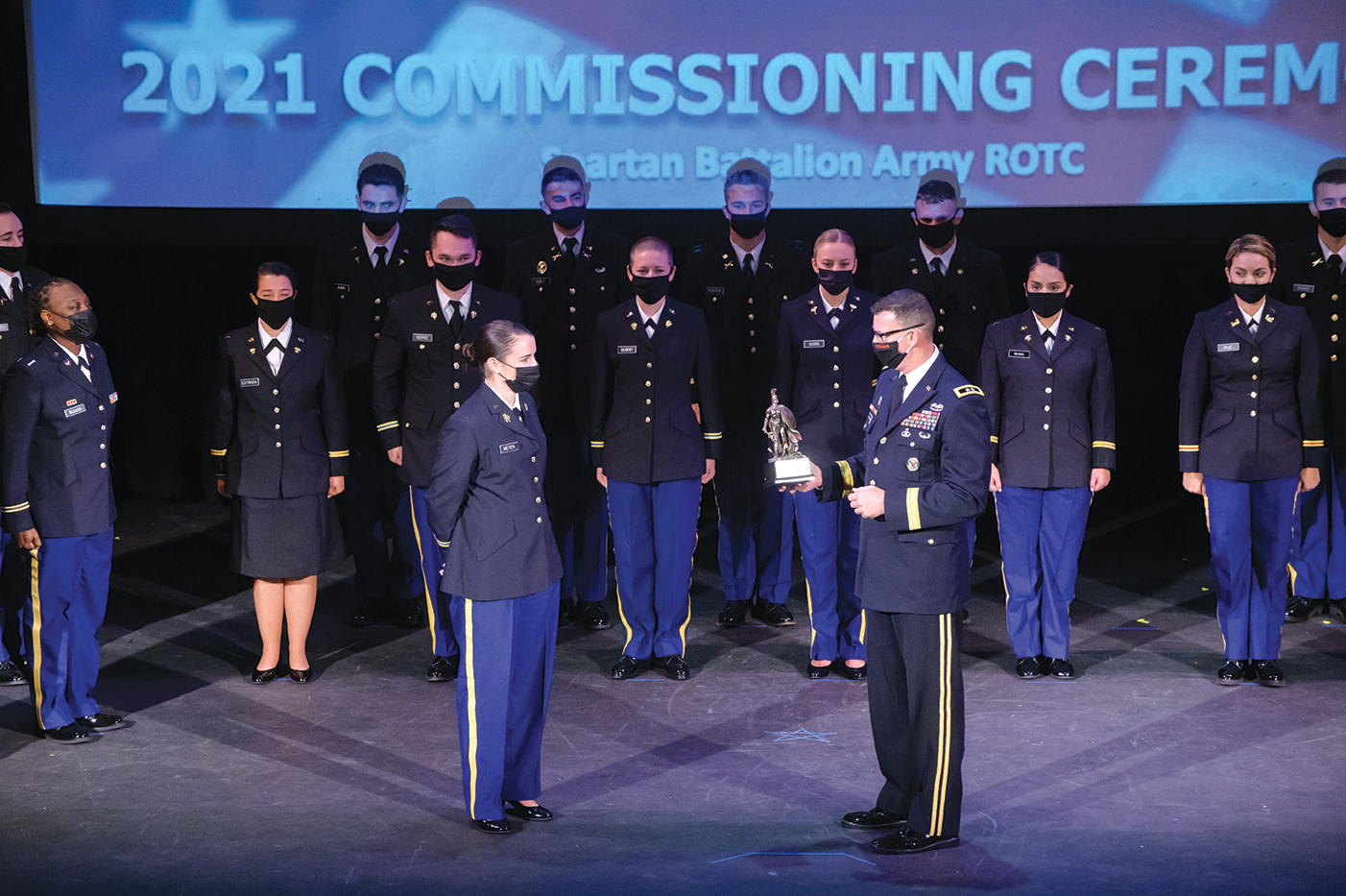 Maj. Gen. Jeffrey Drushal ’89 receives the Spartan Award 2nd Lt. Adelle Meyer ’21 at the 2021 commissioning ceremony for UT’s ROTC program in May