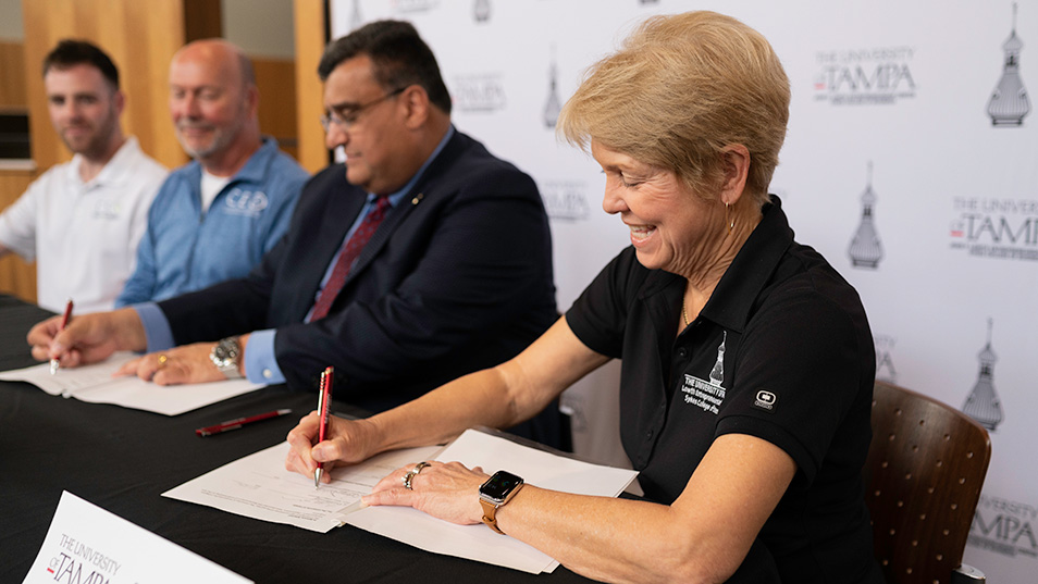 Rebecca White, James W. Walter Distinguished Chair of Entrepreneurship and director of the entrepreneurship center, with Frank Ghannadian, dean of Sykes College of Business, sign a memorandum of understanding that will grant top CEO members with preferred admission into UT’s Master of Science in Entrepreneurship program.