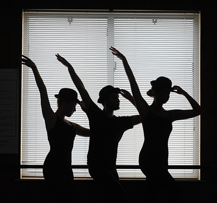 Silhouette of dancers 