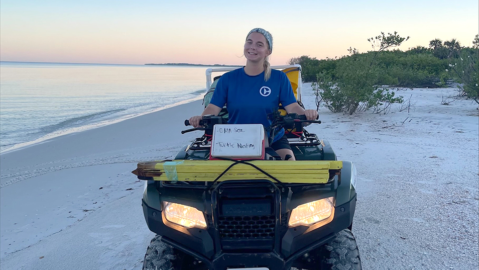 Madison Schorle with a sea turtle