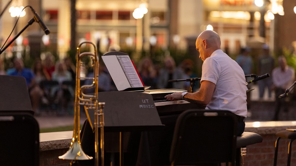 Ryan Hebert plays the keyboard for the Ars Sonora.